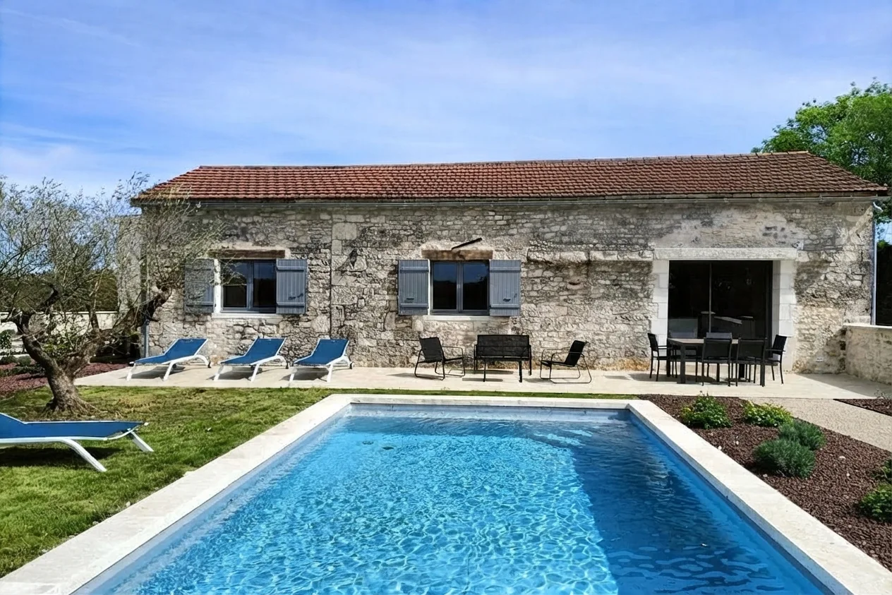La-petite-eos-piscine-2